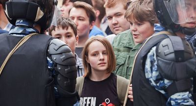 Слепая зона риска: Почему детям нечего делать на акциях протеста