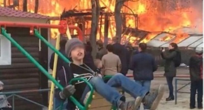 В МЧС сочли безопасным поведение мальчика на качелях во время пожара в Ноябрьске