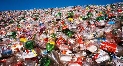 Британские школьники построили целый класс из пластиковых бутылок и мусора