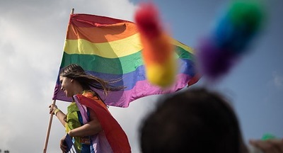 «Неделя гордости»: Муниципалитет Тель-Авива раздает школам города флаги общины ЛГБТ без ведома минпроса