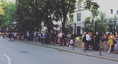 Несколько сотен человек вышли на пикет в поддержку сестер Хачатурян 