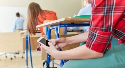 Валентина Матвиенко считает, что нужно запретить ученикам носить телефоны в школу