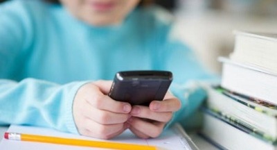 В российских школах планируют запретить мобильные телефоны: что не так?