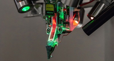 Стартап Илона Маска показал прототип устройства, которое подключит мозг к компьютеру