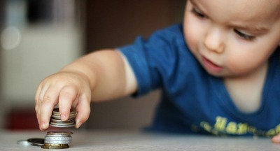 Госдума приняла закон о выплате детских пособий до трех лет