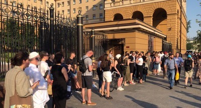 Студенты Высшей школы экономики начинают ежедневные одиночные пикеты в поддержку студента этого вуза Егора Жукова
