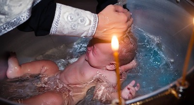 Гатчинский священник прокомментировал грубое крещение ребенка