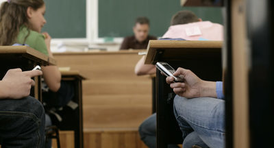 Рособрнадзор не намерен запрещать использовать телефоны в школах