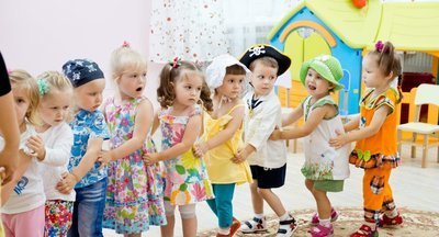 Дмитрий Медведев считает целесообразным развитие в России сети частных детских садов