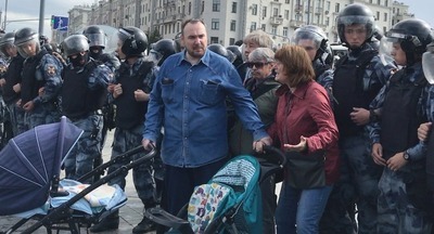 Прокуратура обжаловала отказ лишать родительских прав семью Проказовых, взявшую ребенка на митинг 27 июля