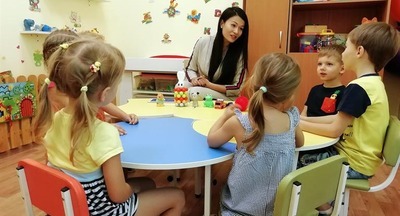 В детских садах Красноярска начали общаться с детьми по-английски