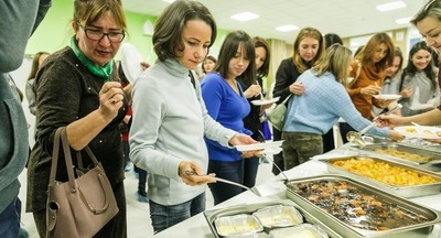 В Казани родители начали обедать в школьных столовых