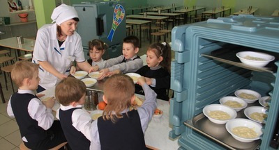 В Башкирии накажут директоров школ за еду с истекшим сроком годности, недовес в порциях и неправильное хранение продуктов