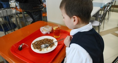 На Алтае школьники из бедных семей питаются хуже, чем полицейские собаки