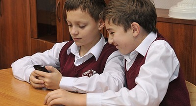 Рособрнадзор не планирует запрещать ученикам приносить с собой телефоны в школу