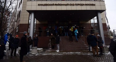Толпу студентов ВШЭ выставили из Кунцевского суда Москвы