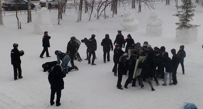  В Татарстане к девушке, опубликовавшей видео с учениями по разгону митингов в школе, пришли полицейские