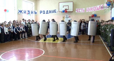 Спецназ ФСИН показал школьникам приёмы разгона протестующих