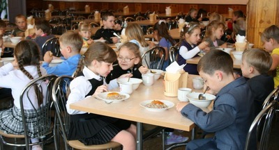 Послание: Путин предложил обеспечить бесплатным горячим питанием всех учеников с первого по четвертый класс