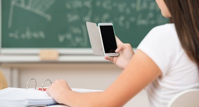 Все рязанские школы запретили мобильные на уроках