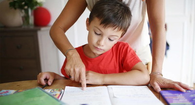 Больше половины родителей помогают детям с выполнением домашнего задания