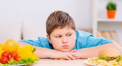 Диетолог назвала причину ожирения школьников