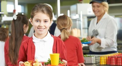 ГД приняла закон о бесплатном питании для школьников начальных классов