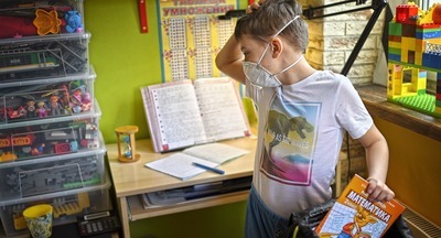 В петербургских школах закончился первый день дистанционной учебы. Это провал