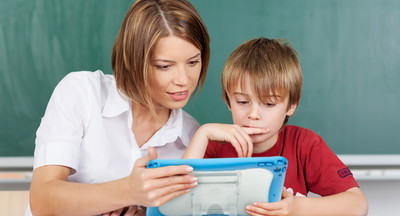 Не справляются: большинство родителей вынуждены помогать школьникам с онлайн-уроками