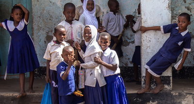 Школьникам и студентам в Танзании запретили приносить на занятия спирт