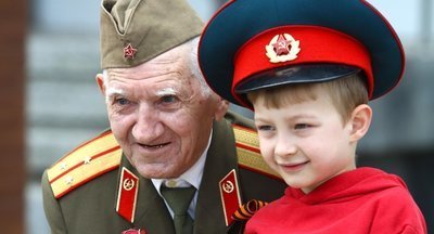 Жители РФ знают, кто должен воспитывать патриотизм в детях
