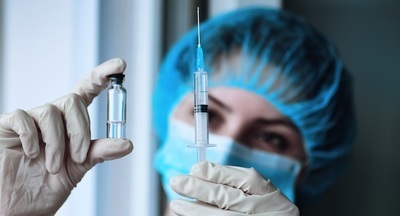 Вакцинация от коронавируса в России начнется с медиков и учителей
