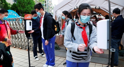 Новая реальность: китайские школьники проходят дезинфицирующий квест