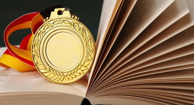 Рособрнадзор объяснил увеличение количества золотых медалей в школах