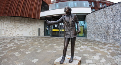 Памятник Грете Тунберг в британском университете привел студентов в ярость