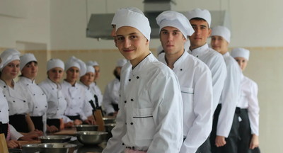 В Госдуме предложили разработать программу подготовки школьных поваров