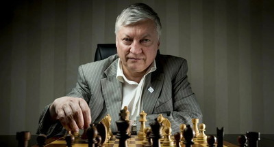 Московские школьники сыграли шахматные партии с Анатолием Карповым