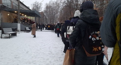 В гимназии Новокузнецка образовались огромные очереди при входе