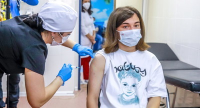В Москве начали вакцинировать подростков от COVID-19