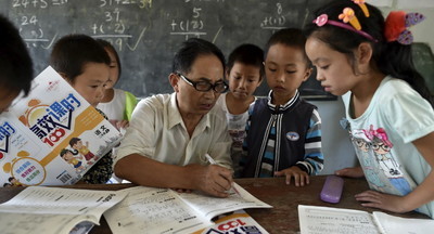 Китай намерен нанять 67 000 учителей в школы бедных районов страны