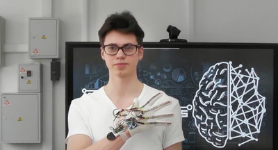 Московский школьник изобрел перчатку, озвучивающую язык жестов