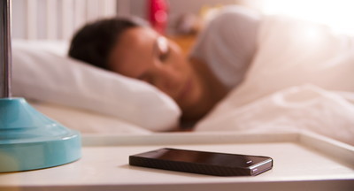 Исследование: качество сна падает, если возле кровати лежит смартфон