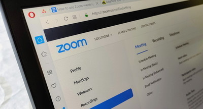 Zoom начал отключать российским вузам оплаченные лицензии