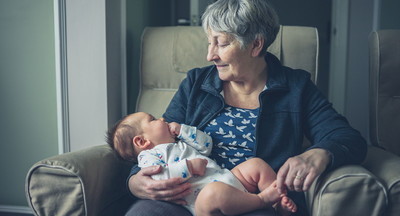 Общественная палата РФ призвала облегчить бабушкам и дедушкам процедуру опеки над внуками