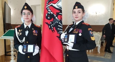 Двух учениц одиннадцатого кадетского класса школы № 2120 памятными медалями «За проявленное мужество»