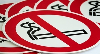 Онищенко предложил запретить продажу сигарет еще не родившимся детям