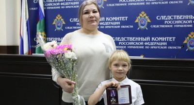 Первоклассницу из Иркутской области наградили медалью за спасение подруги от нападения