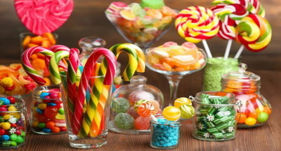 Врачи рекомендуют родителям не дарить детям на Новый год конфеты ярких цветов