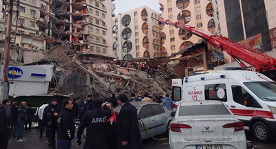 Число погибших при мощном землетрясении в Турции превысило 3,4 тысячи человек