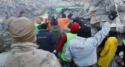 В Турции спасли трехлетнего мальчика, проведшего под завалами 158 часов